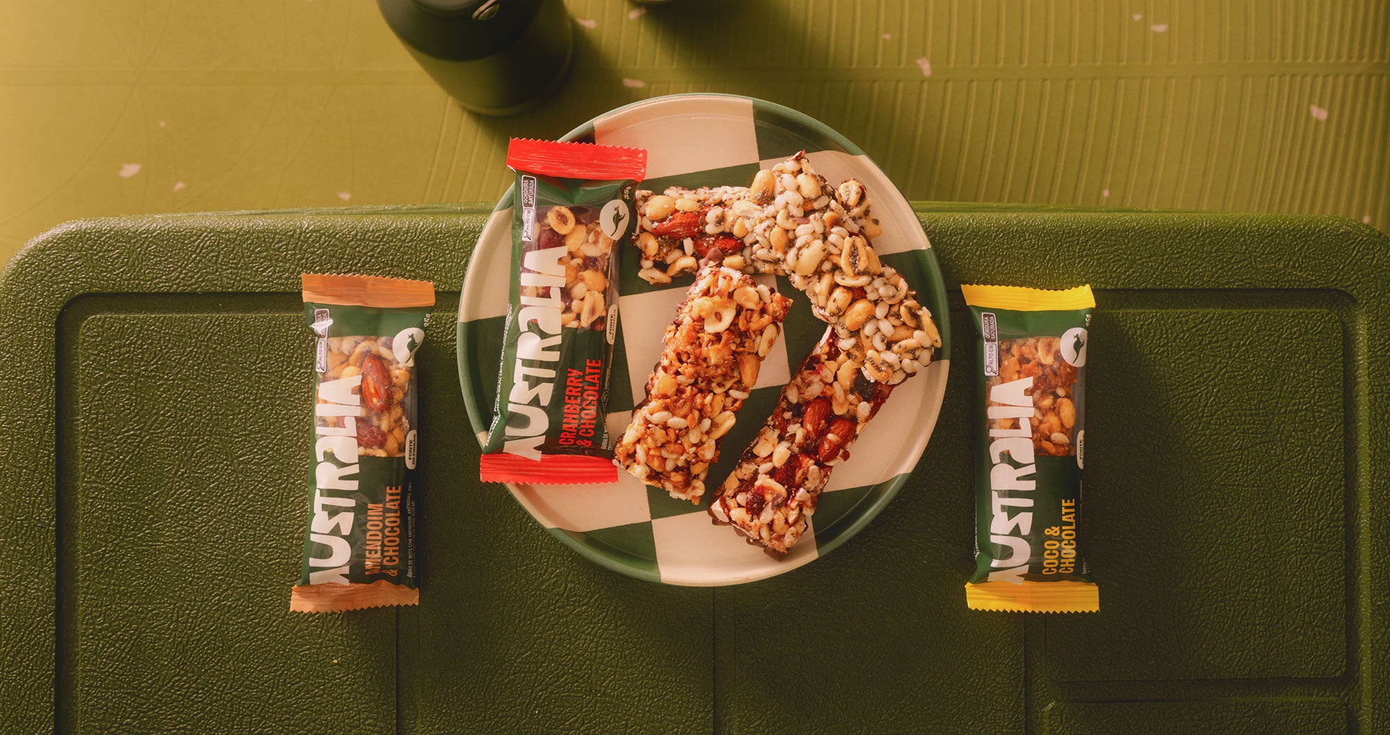 Família de snacks de nuts AUSTRALIA em composição editorial.