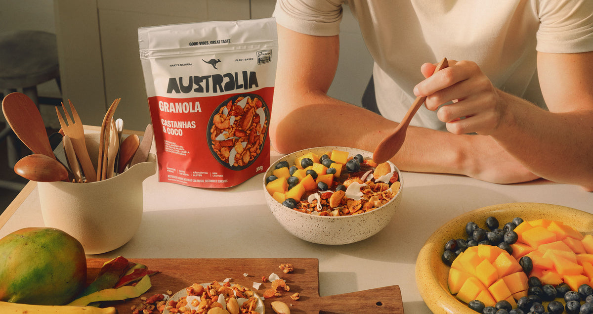 Granola AUSTRALIA Castanha e Coco servida à mesa com a embalagem visível.