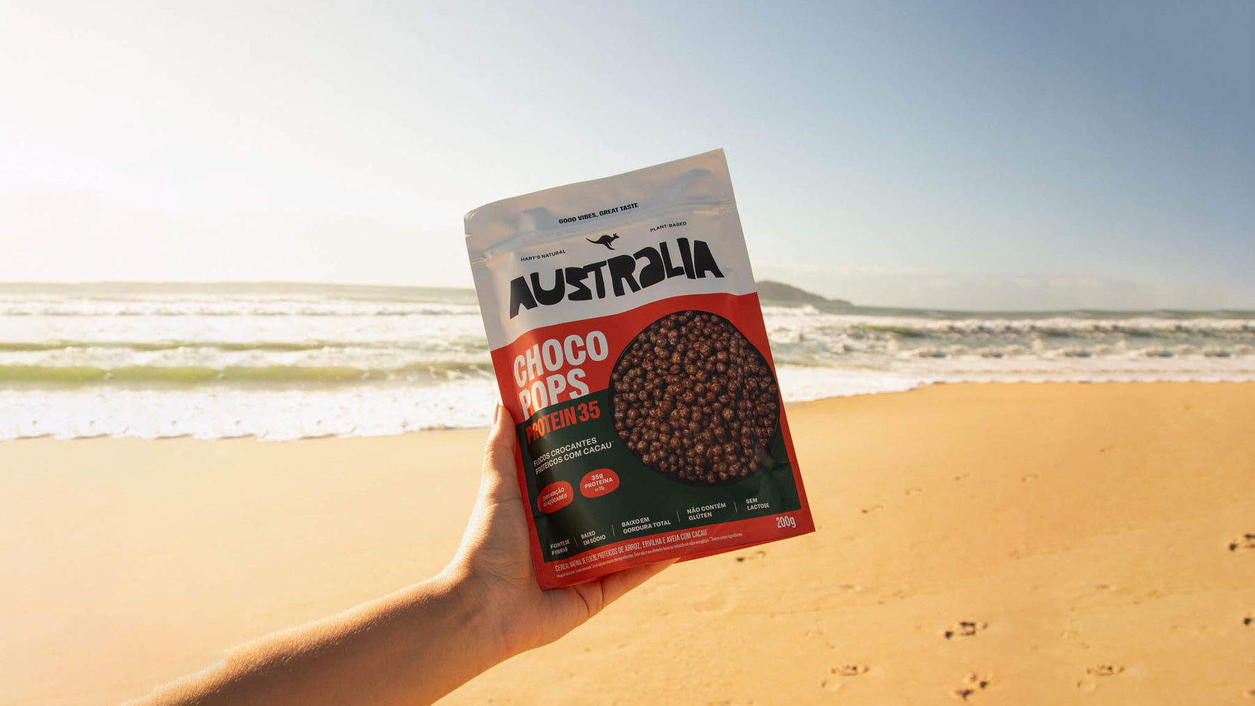 ChocoPops Australia Vibes servido em uma tigela com leite, fruta ou lancheira em destaque