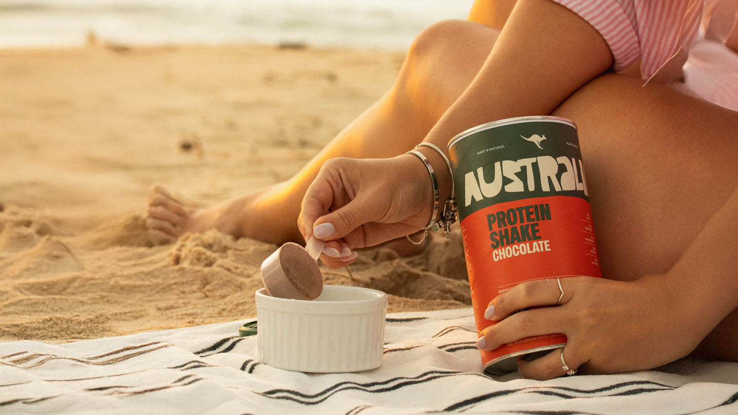 A melhor proteína não é a mais extrema. É a que entra na rotina sem resistência.