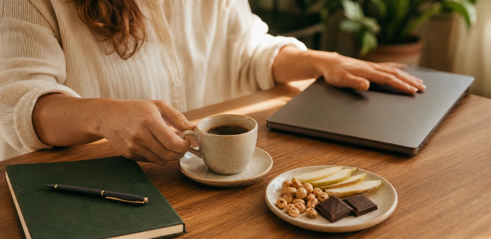 Pessoa em uma pausa com café, pera, castanhas e snack de cacau