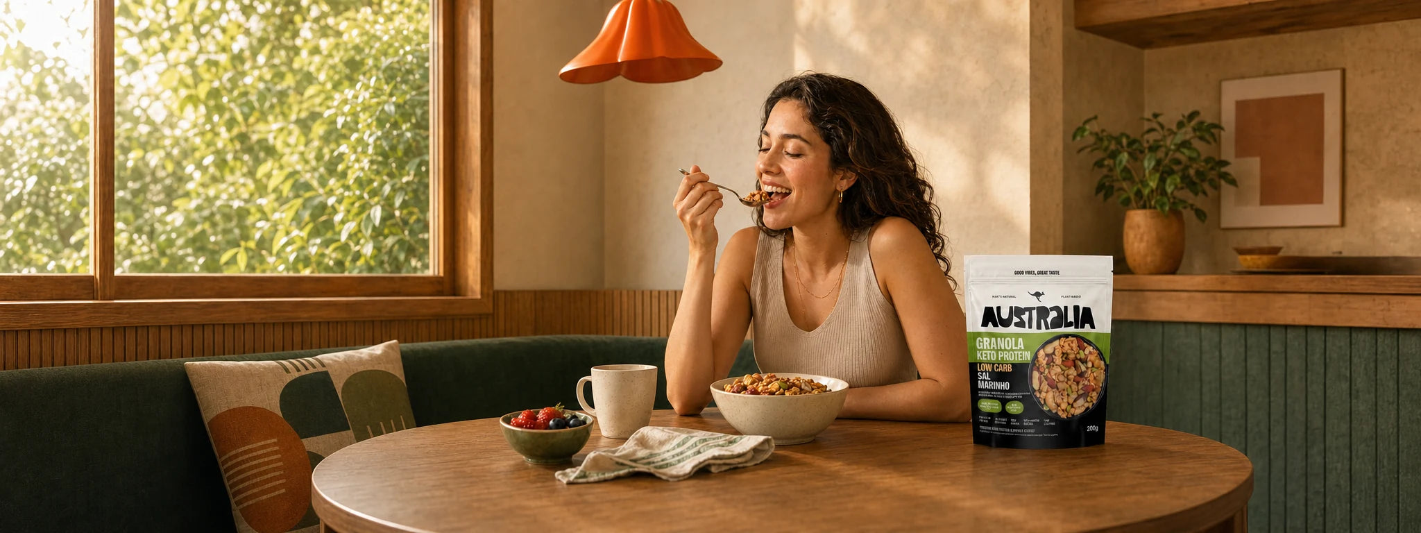 Mulher saboreando granola AUSTRALIA ao lado do bowl e da embalagem completa